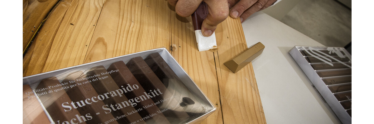 Holz reparieren und auffüllen mit dem Holzando Holzkitt - Holz reparieren und auffüllen mit Holzando Holzkitt - So geht’s!